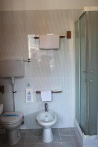 Koupelna v ubytování Hotel Le Pageot