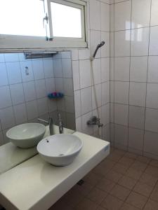 A bathroom at Hefeng Ting Homestay