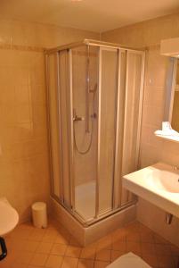 La salle de bains est pourvue d'une douche et d'un lavabo. dans l'établissement Auberge de la Réunion, à Coinsins