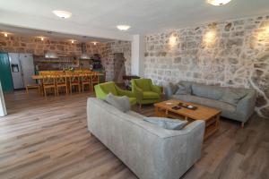 sala de estar con sofá y mesa en Villa Joe en Čilipi