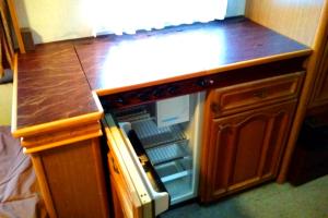 an empty refrigerator with its door open in a kitchen at PEPASÓWKA in Łukęcin