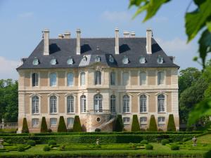 a large house with a large roof on top of it at Orbigny Vakantiewoningen in Saint-Pierre-la-Vieille