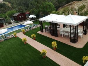 Bazén v ubytování Holiday Home Cardona nebo v jeho okolí