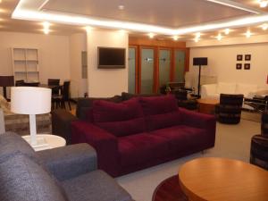 a living room with a red couch and a table at Hotel Isla Bella & Spa in Isla