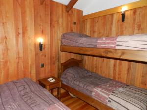 Cabañas en Termas de Chillán tesisinde bir ranza yatağı veya ranza yatakları
