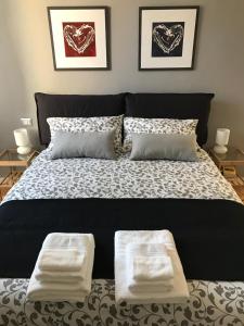 Een bed of bedden in een kamer bij Liberty in centro