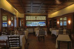 un ristorante con tavoli e sedie con tovaglie bianche di Hotel Corona a Locarno