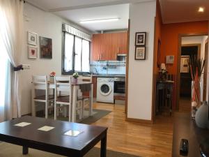 a kitchen and living room with a table and a dining room at Apartamento Horreo Centro Cangas de Onis in Cangas de Onís