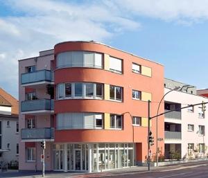 un edificio alto en una esquina con en Appartement am Salamanderpark, en Kornwestheim