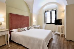 特鲁希略Plaza Sandra的卧室里有一张白色的大床和一扇窗户