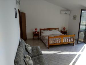 Un pat sau paturi într-o cameră la Suran Apartments