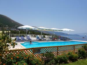 Vaizdas į baseiną apgyvendinimo įstaigoje Hotel Vila Kafe arba netoliese