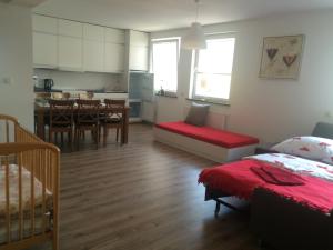 奇武胡夫Agroturystyka Omelia的带床的客厅和餐厅