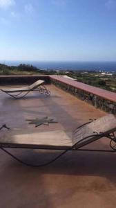 Cama en la parte superior de un edificio con vistas al océano en Horizon Pantelleria en Pantelleria