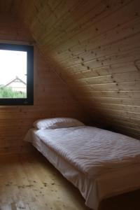 Ένα ή περισσότερα κρεβάτια σε δωμάτιο στο Domki Letniskowe "Przy Parku"