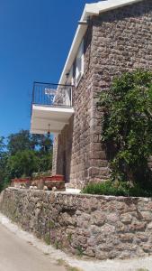- un balcon sur le côté d'un bâtiment en briques dans l'établissement Apartment Mond, à Virpazar