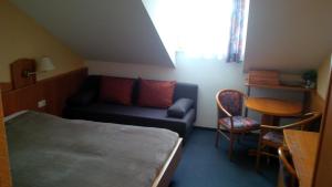 ミッターフィルミアンシュロイトにあるApartman Šumava - Bavorský lesのベッド、ソファ、テーブルが備わる客室です。