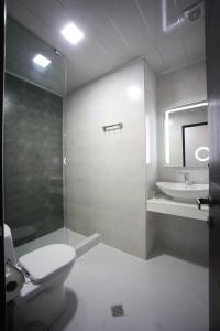 Ett badrum på West Tower Hotel