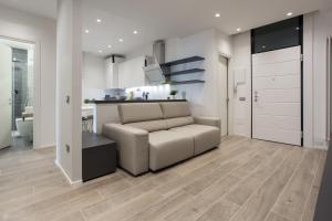 a living room with a couch and a kitchen at C-Apartment Civico88 in Padova