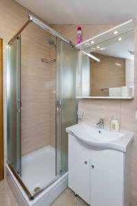 y baño con ducha y lavamanos. en Apartments Lea, en Cavtat