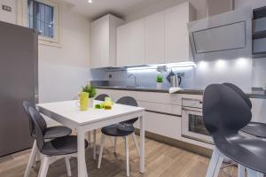 A kitchen or kitchenette at C-Apartment Civico88