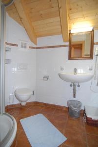 Kúpeľňa v ubytovaní Appartementhaus Chalet Alpina