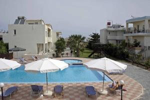 Bazén v ubytování Evilion hotel nebo v jeho okolí