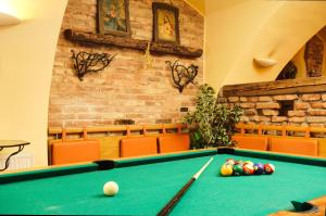 Biliár nebo kulečník v ubytování Hotel STARÝ PIVOVAR