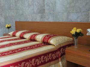 سرير أو أسرّة في غرفة في Hotel Residence Villa Ascoli