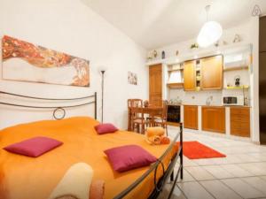 ローマにあるSan Giovanni In Laterano Daniela Apartmentのベッドルーム1室(木製ベッド1台付)