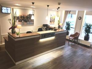 a salon with a reception desk in a room at Hotel Residence Le Coin in Amsterdam
