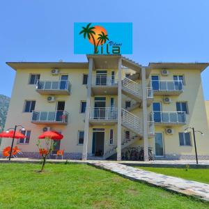 un edificio con una palmera encima en Vila Hotel, en Velipojë
