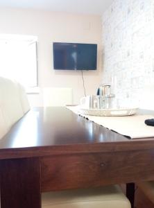 un tavolo in legno con una sedia in una stanza di Pousada Carballo Blanco a Barral