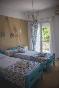 1 dormitorio con 2 camas y ventana en Maistrali Pension, en Skala Marion