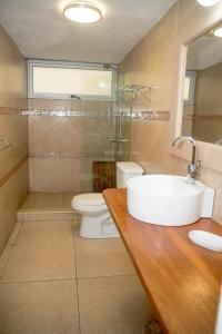 uma casa de banho com um lavatório, um WC e um chuveiro em Allamanda Hotel em Porto Príncipe