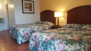เตียงในห้องที่ Monte Carlo Motel