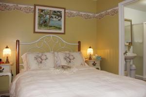 A bed or beds in a room at Arkadia Eastman B&B