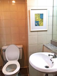 ein Bad mit einem WC und einem Waschbecken in der Unterkunft Rio Monte Residence in Bangkok