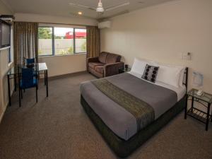 Un pat sau paturi într-o cameră la Gateway Motor Inn