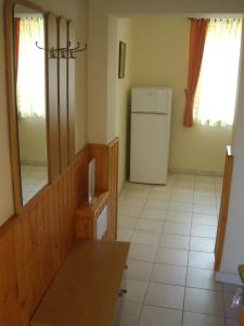 Kuchyňa alebo kuchynka v ubytovaní Sasi Apartmanház