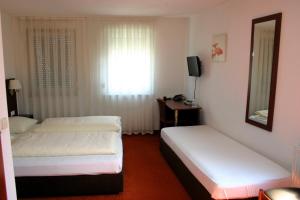 Кровать или кровати в номере Gasthaus Traube