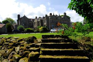 uma escadaria de pedra em frente a um grande edifício em Dunsley Hall Country House Hotel em Whitby