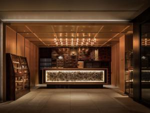 una sala de cata de vinos con una barra en el medio en Kyoto Granbell Hotel, en Kioto