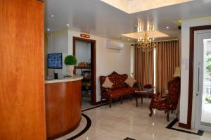 Una sala de estar con un sofá, una mesa y sillas. en Grand Isabella Residences, en Cebú