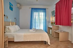 Un pat sau paturi într-o cameră la Villa Aroni