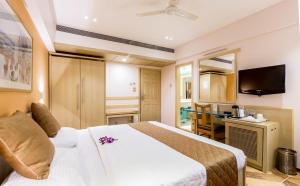 Postel nebo postele na pokoji v ubytování The Royal Orchid Hotel, Chembur