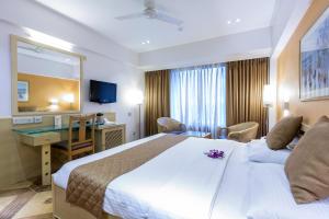 Postel nebo postele na pokoji v ubytování The Royal Orchid Hotel, Chembur