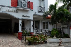 una casa con flores delante en Grand Isabella Residences, en Cebú