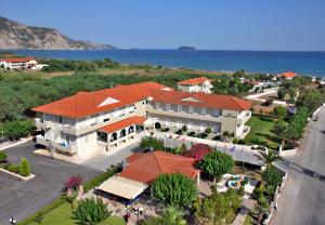 een luchtzicht op een groot huis met een strand bij Kalamaki Beach Hotel, Zakynthos Island in Kalamaki