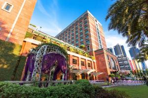 a building with a fountain in front of a building at Grand Victoria Hotel in Taipei